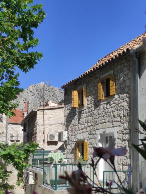 Apartments with a parking space Omis - 21053